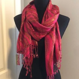 Shimmering scarf/wrap